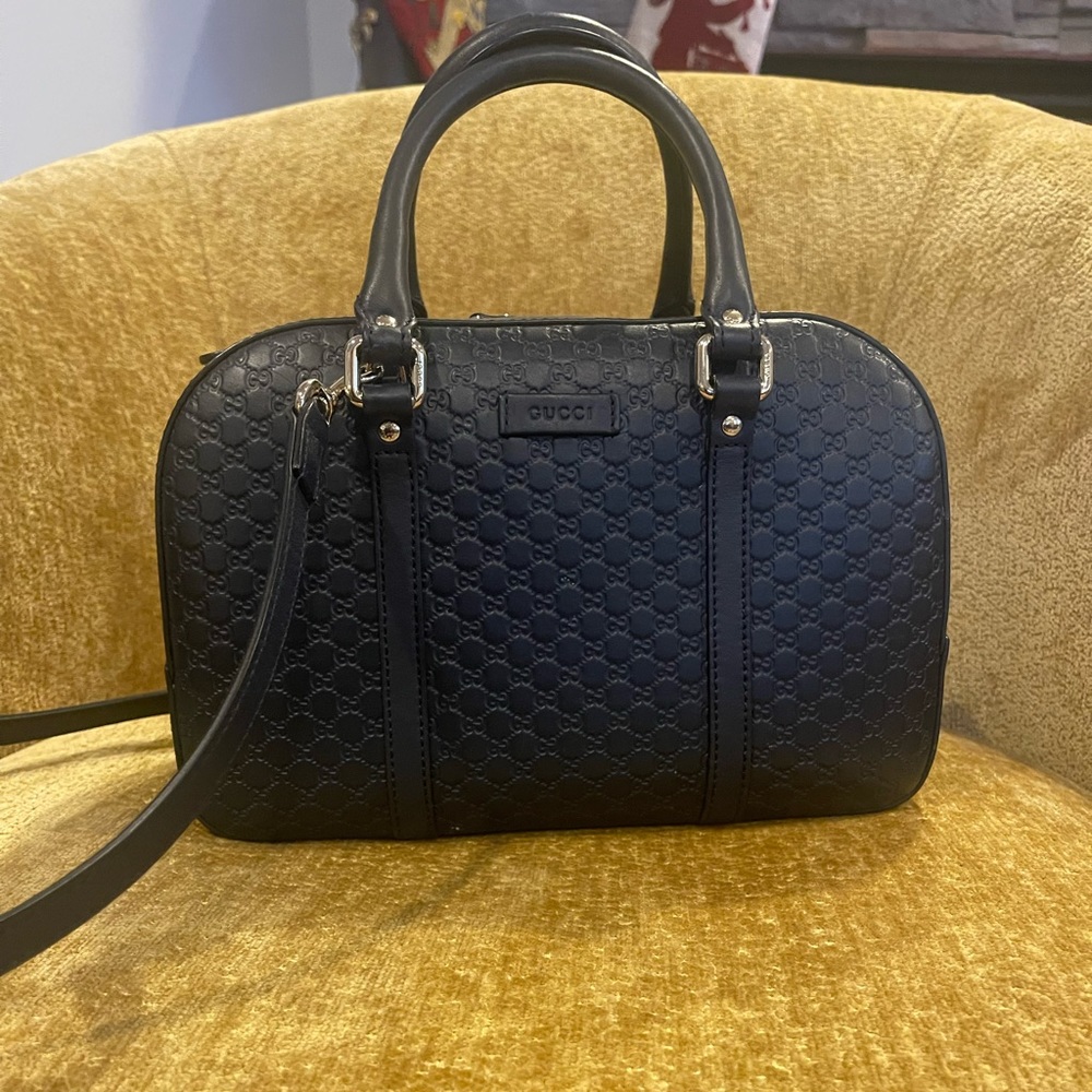 Gucci hand bag. Crossbody or shoulder.